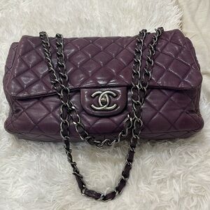 Chanel purple  lambskin jumbo single flap handbag. Ruthenium colored hardware.